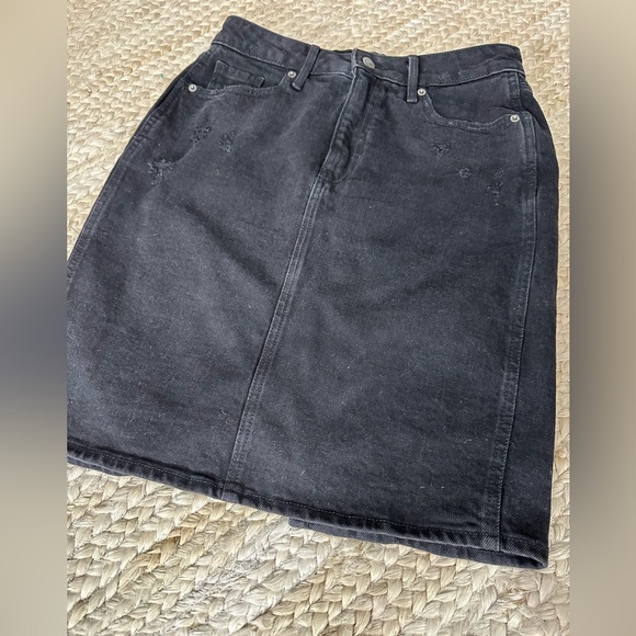 Distressed denim skirt, old navy size 4. Approx. knee length. Worn once - Picture 5 of 8